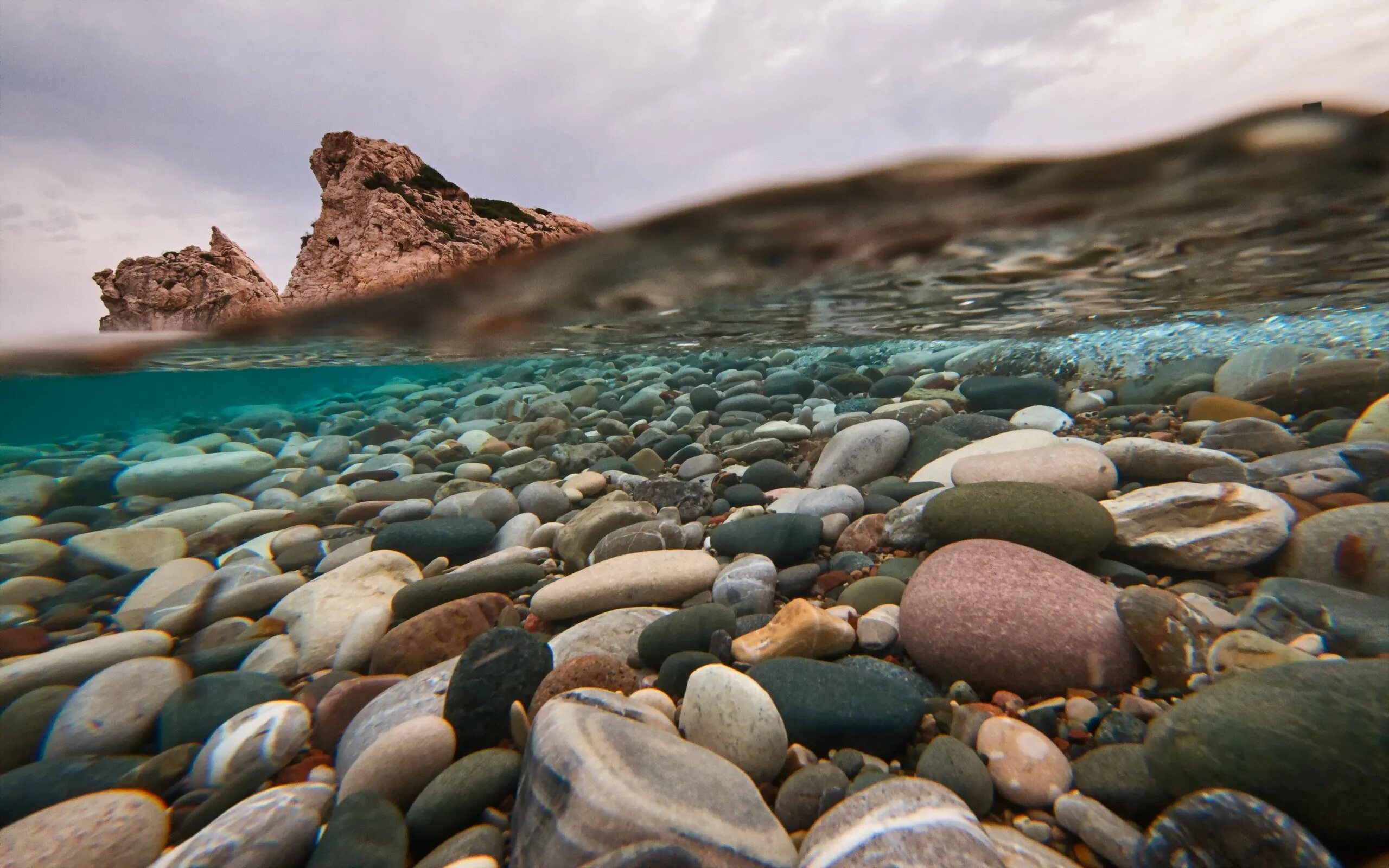 Подводные камни купить. Бухта красной гальки Приморский край. Красивые камушки на море. Море камни. Красивые морские камни.
