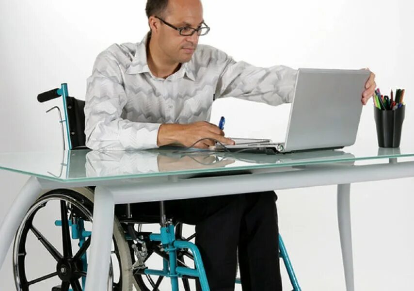 Работа для ограниченных людей. Рабочее место для людей с ограниченными возможностями. Компьютеры для людей с ограниченными возможностями. Компьютер для инвалидов. Инвалид за компьютером.