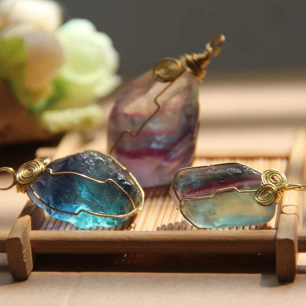 украшения из минералов. самоцвет лабрадорит. натуральные камни для украшений. минералы самоцветы полудрагоценные камни. украшения из минералов.