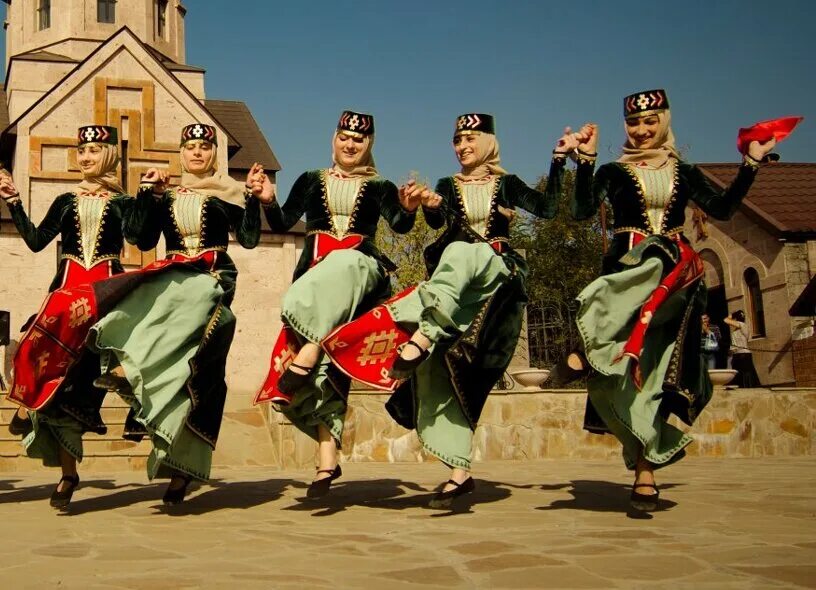 Танец Армении национальный Кочари. Армянский национальный костюм Кочари. Армения традиции Кочари. Кочари национальный танец армян.