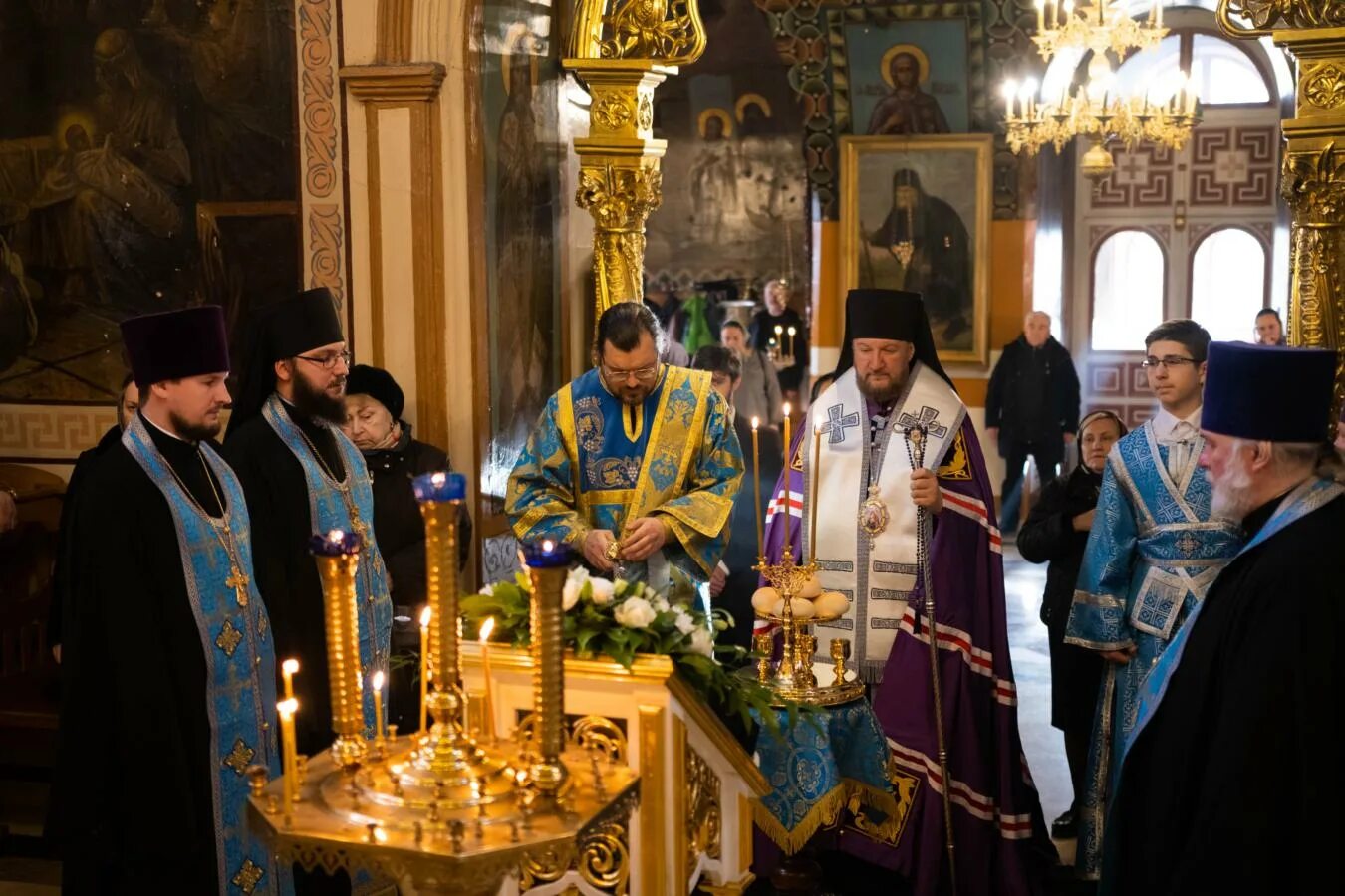 Владыка Антоний сербское подворье. Епископ Моравичский Антоний. Канун фото в церкви. Епископ антоний сербское подворье