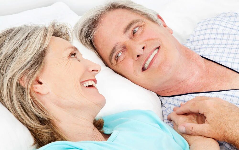 Какая потенция после 50 лет. Потенция. пожилая пара в постели. паутенсия. мужчина и женщина здоровье.