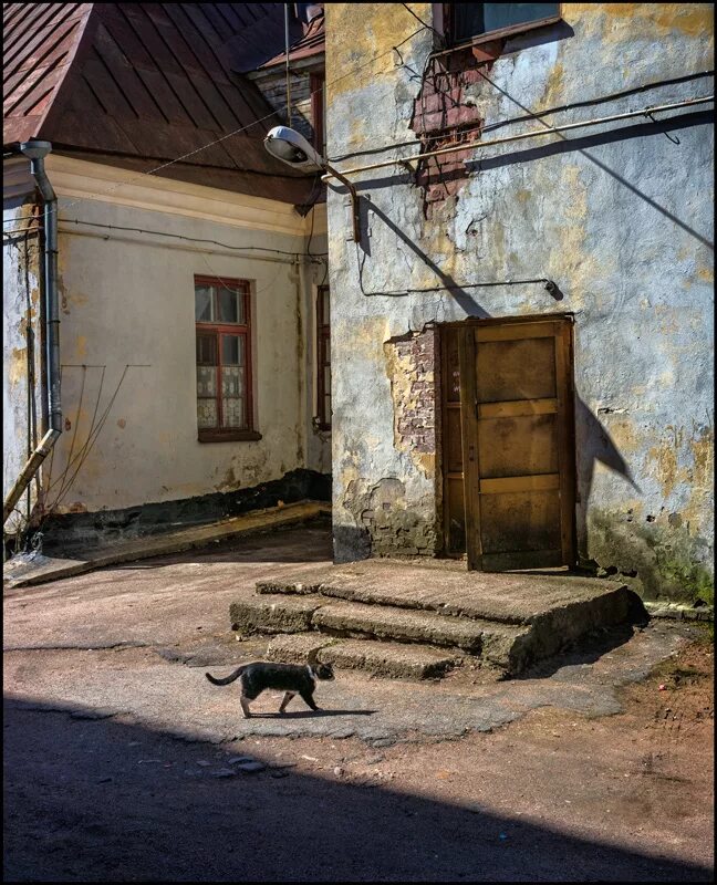 Старый дом старый двор песня. Старый двор в дзержинске. старый дворик садгородская. старые дворы россии. старинный дворик.