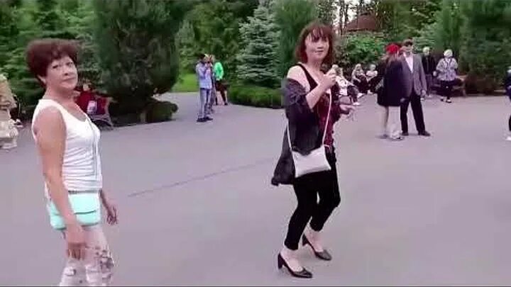 Песня я чужая жена. А ты любовница мне не. Город танцует в парках. Чужая жена. Танцы парк горького харьков 2020.