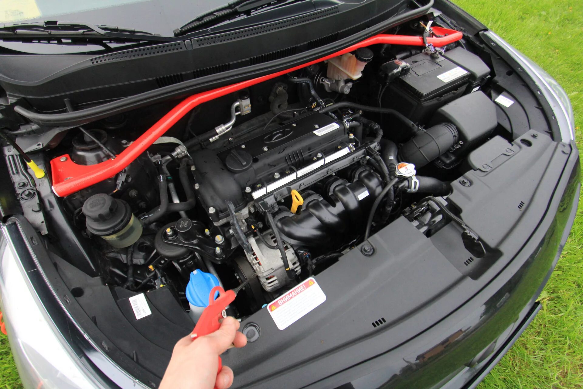 Hyundai creta 1. Подкапотное пространство hyundai i30 1. Подкапотка солярис 1. Hyundai solaris подкапотное. Подкапотное пространство солярис 1.