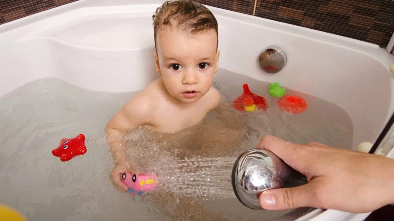 купание ребенка в ванной при кашле. купание маленьких детей. купание ребенка в ванной при кашле. можно ли при кашле в баню ребенку. малыш купается.