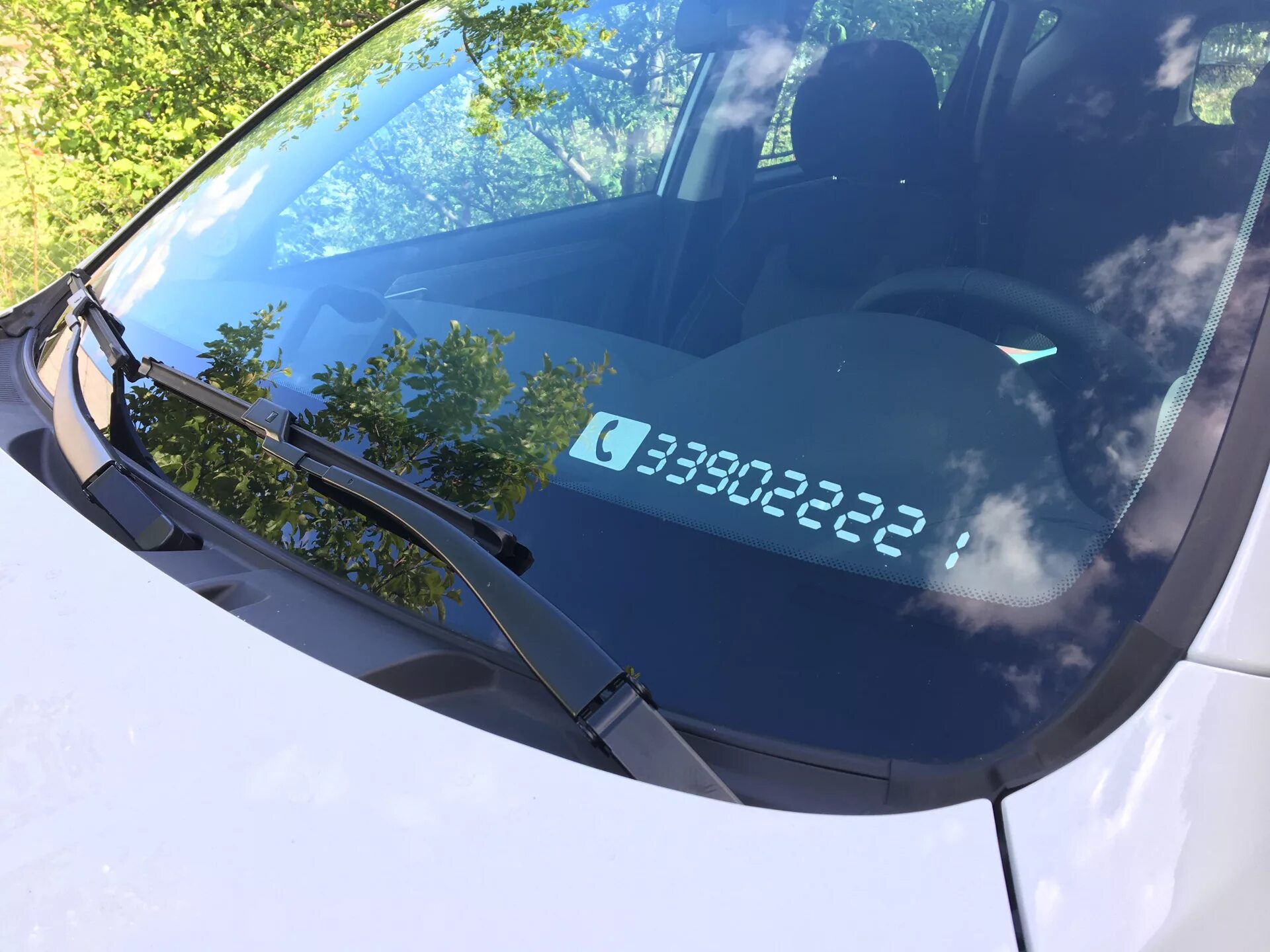 Табличка под лобовое стекло с номером телефона. Таблички под стекло авто. Номер под стекло автомобиля. Парковочная визитка с номером телефона. Табличка с номером телефона для автомобиля магнитная.