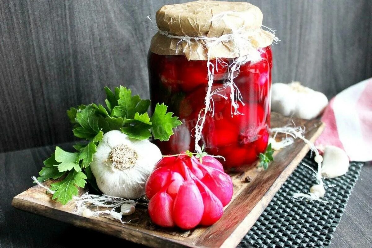 Маринованный чеснок со свеклой быстрого. Маринованный чеснок. банки с чесноком. свекла с чесноком. свекла в банке.