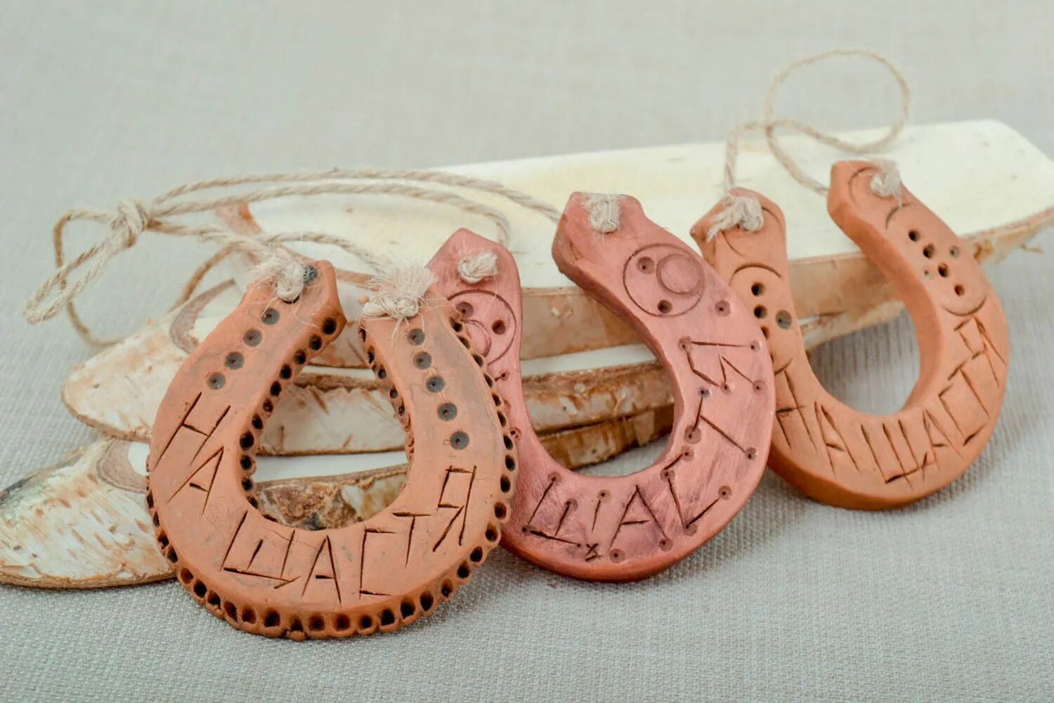 Шитье и вязание хюгге магия рукоделия для дома где живет счастье. Шитье и вязание хюгге магия. Макашева света спиваковская. Деревянный альбом для фотографий. Счастье ручной работы.