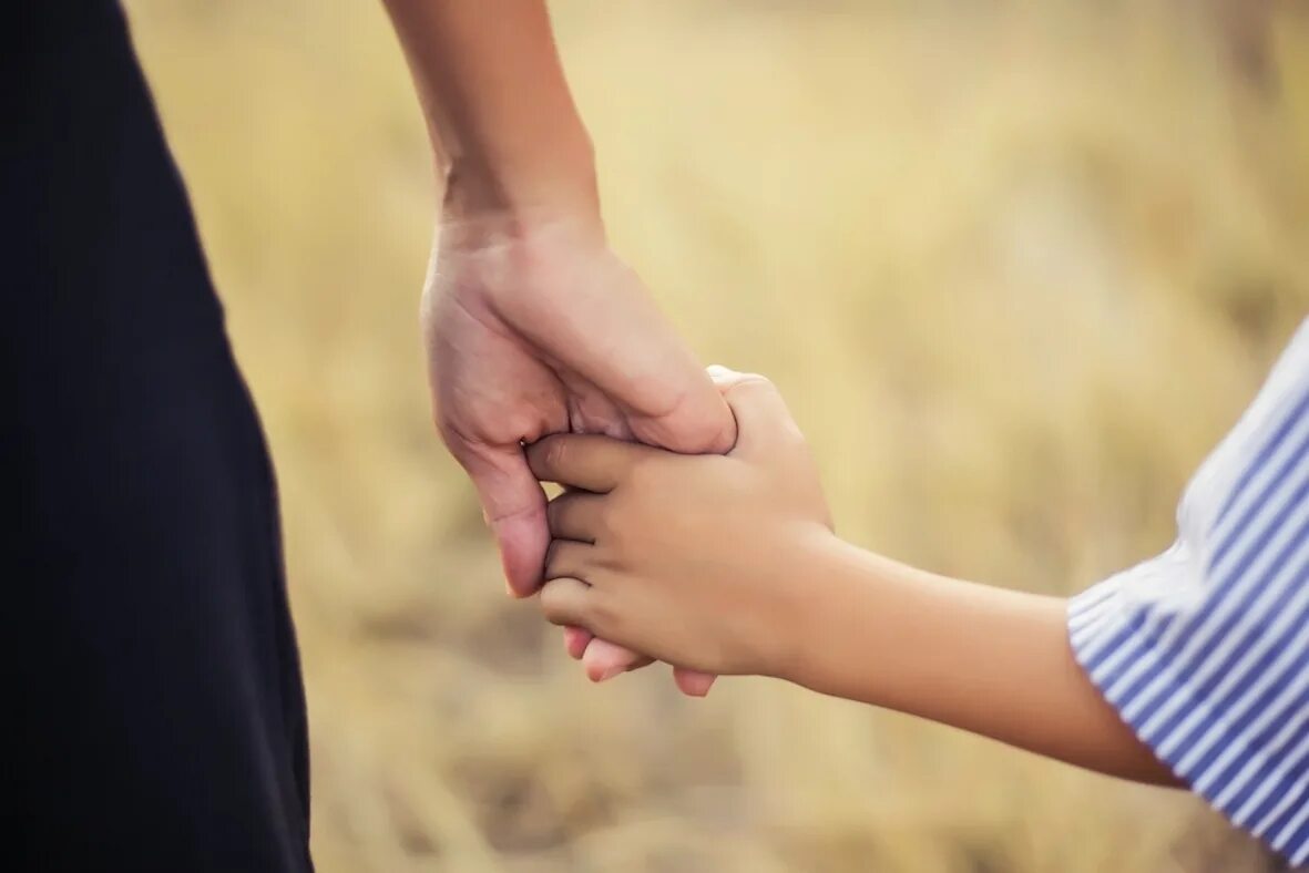 Руки мамы. Руки мамы фото. Мамины руки. Свадьба и мама за ручку. Mom's hand