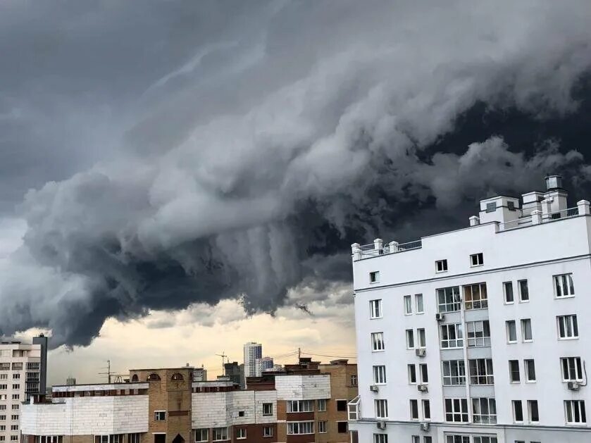 Новосибирск гроза 2020. Тучи над городом. Гроза в новосибирске. Грозовой фронт екатеринбург. Туча повиснуть.