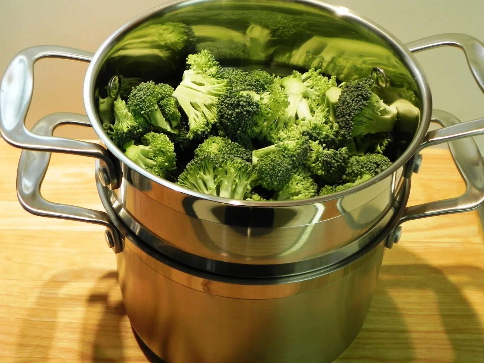 Сколько по времени варить капусту брокколи. Паровые овощи. Брокколи. Овощи в кастрюле. Отварить овощи.