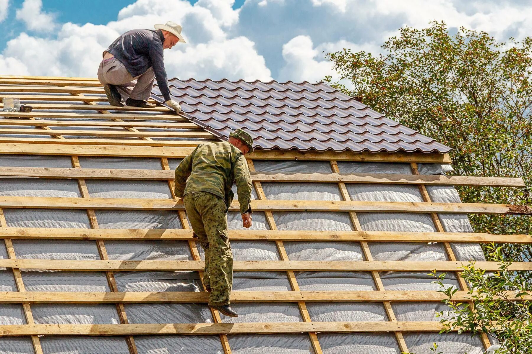 Кровля крыши. Укладка крыши. Монтаж кровли. Кровля крыши металлочерепицей.