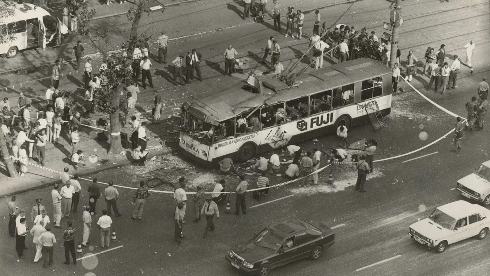 Взорванный троллейбус в Москве 1996. Взрыв троллейбуса в Москве 1996. Взрыв троллейбуса в Москве 1996 Алексеевская. 31 декабря 1996 года