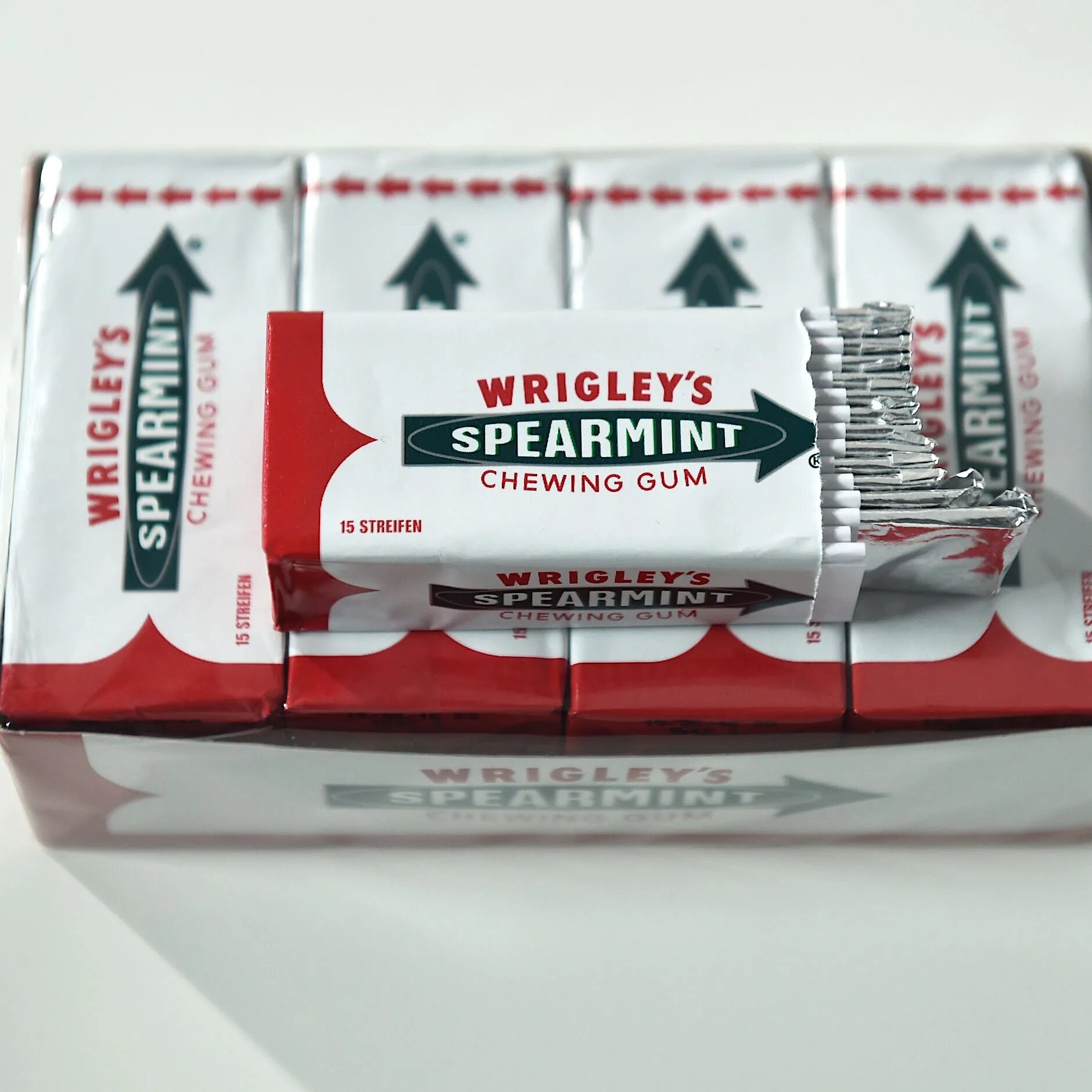 Завод жвачки. Жевательная резинка Wrigley Spearmint. "Wrigley`s" жевательная резинка компания. Wrigley — жевательную резинку Wrigley’s Spearmint. Wrigley's Spearmint первая жвачка.