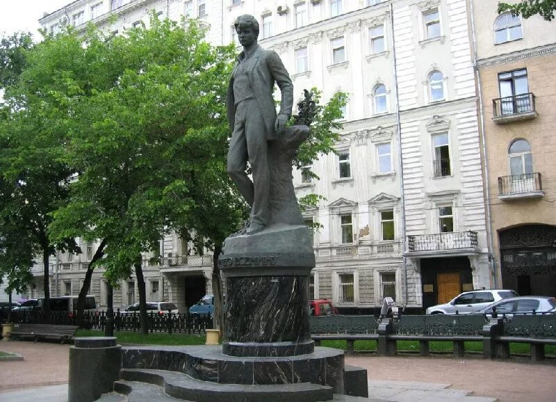 Памятник есенину на тверском. Памятник есенину на тверском бульваре. памятник на тверском бульваре в москве. памятник сергею есенину на бульваре в москве. памятник есенину на есенинском бульваре.