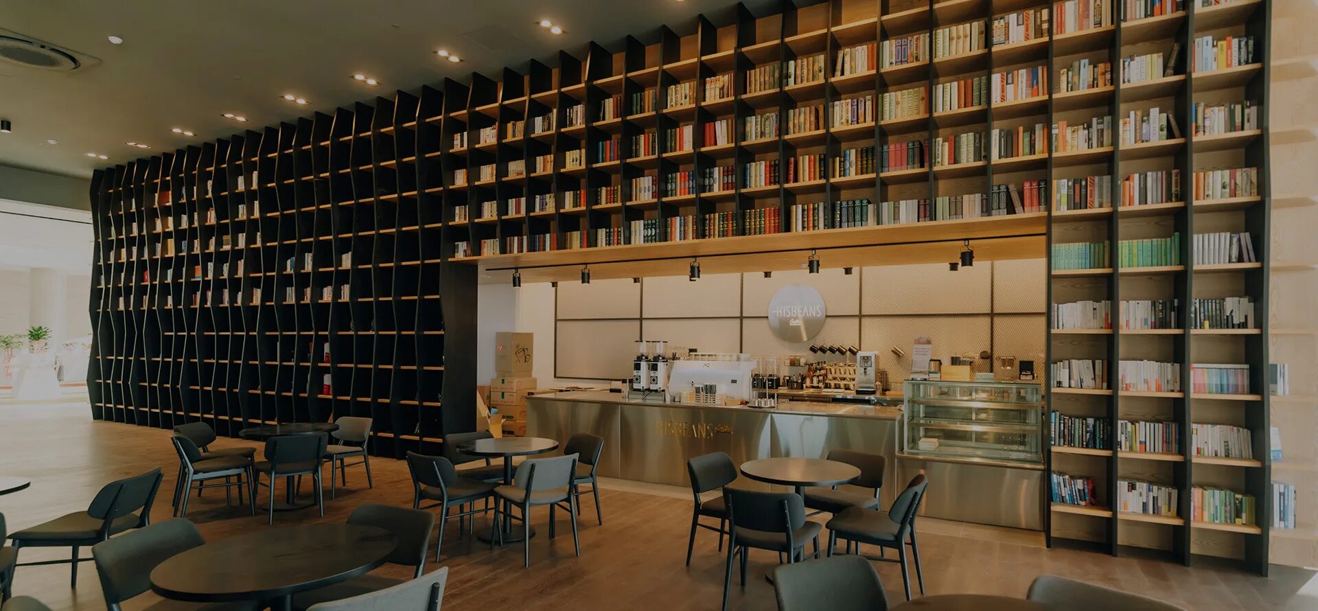 Book Cafe бук кафе. Кофейня библиотека. Книжные полки в кофейне. Книжное кафе.