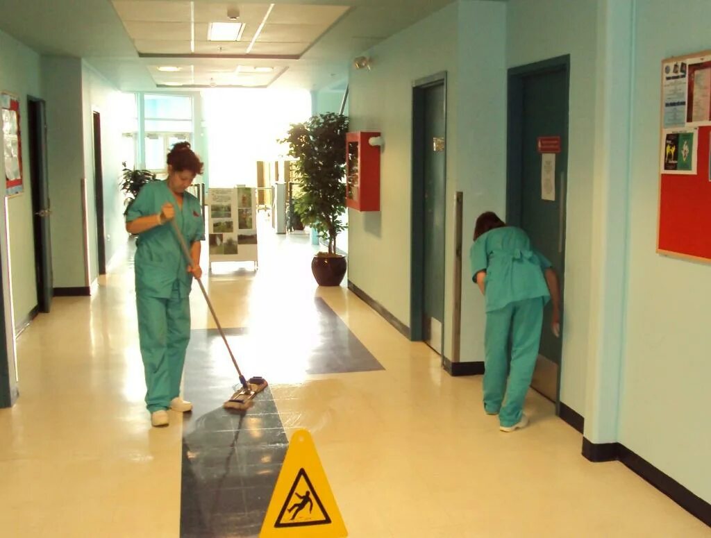 уборка бизнес центров. уборщица 2 2 офисы москвы. приглашаем на работу уборщиков. уборщица в офисе. клининг офиса.