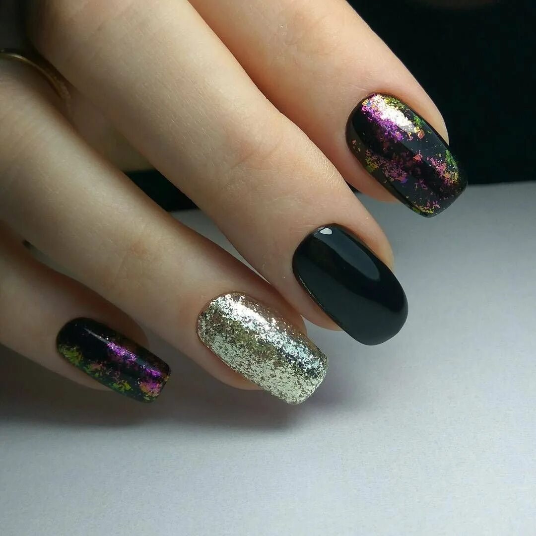 Маникюр в бордовых тонах. Коричневый лак с блестками. Маникюр осень 2023 с блестками. Маникюр осень 2023 с блестками. Коричневый маникюр.