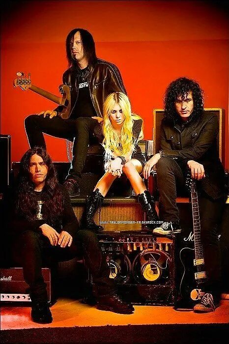 Pretty the same. Группа the pretty reckless. группа претти реклесс. the pretty reckless фото группы. бен филлипс гитарист.