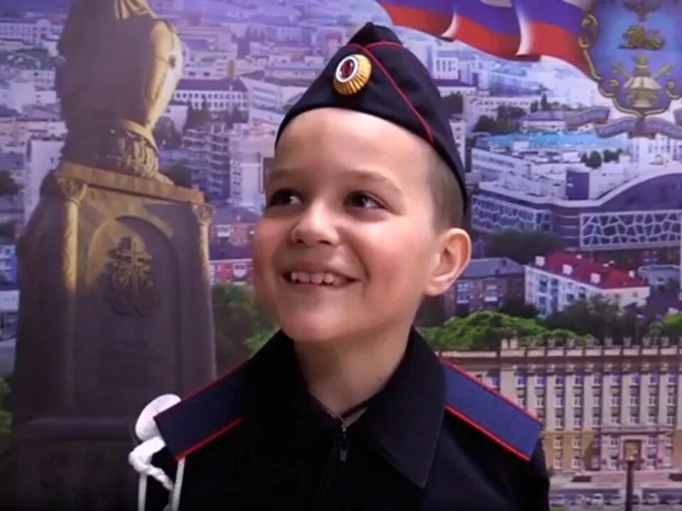 Алёша Белгород мальчик. Алеша Белгородская область мальчик. Мальчик Белгород встречает военных. Мальчик приветствует военных. Леха про школу