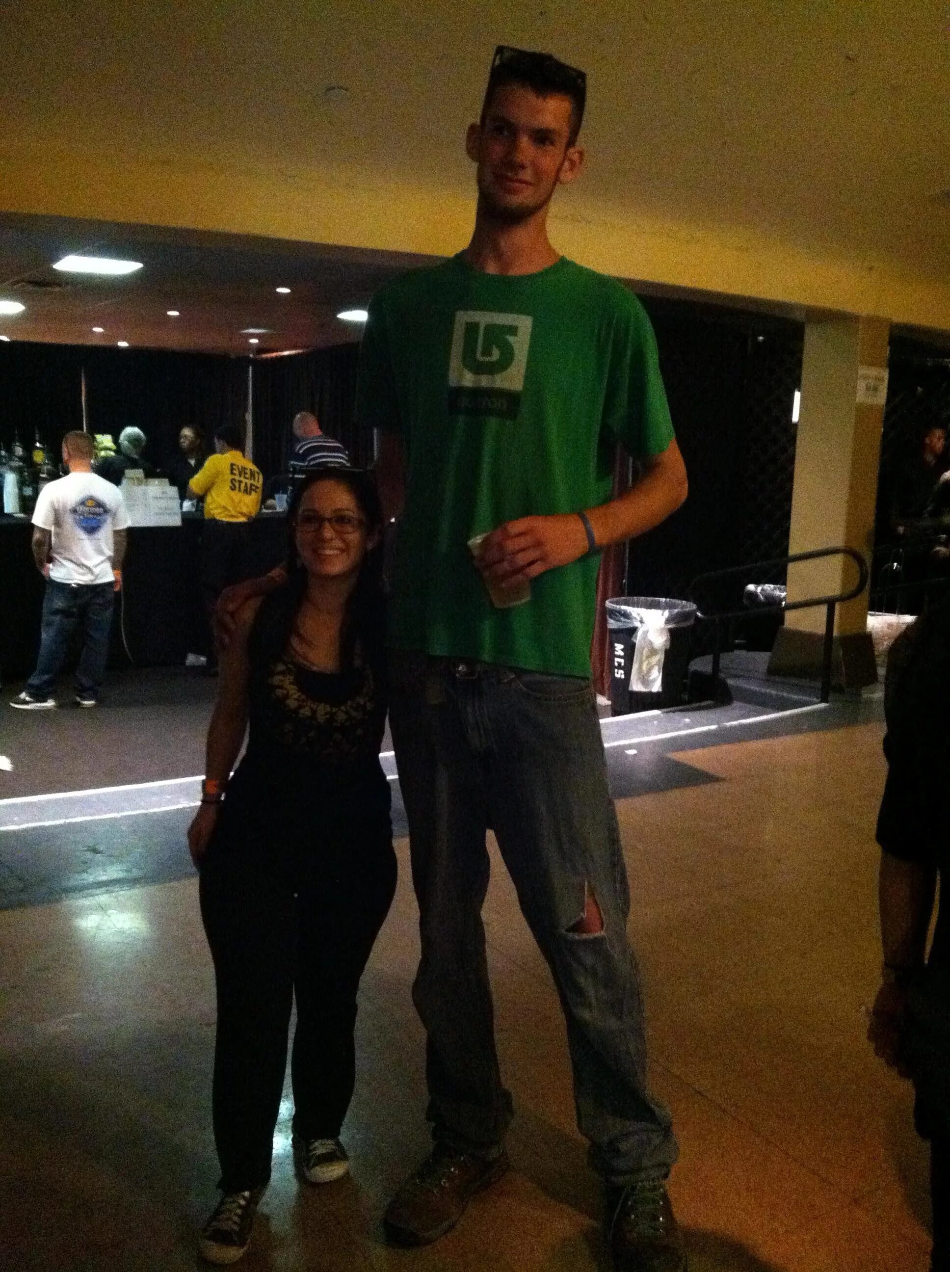 Высокий мужчина и маленькая женщина. Высокий парень. Высокий паркнь и Левушка. Высокий парень и низкая девушка. Очень высокий мужчина.