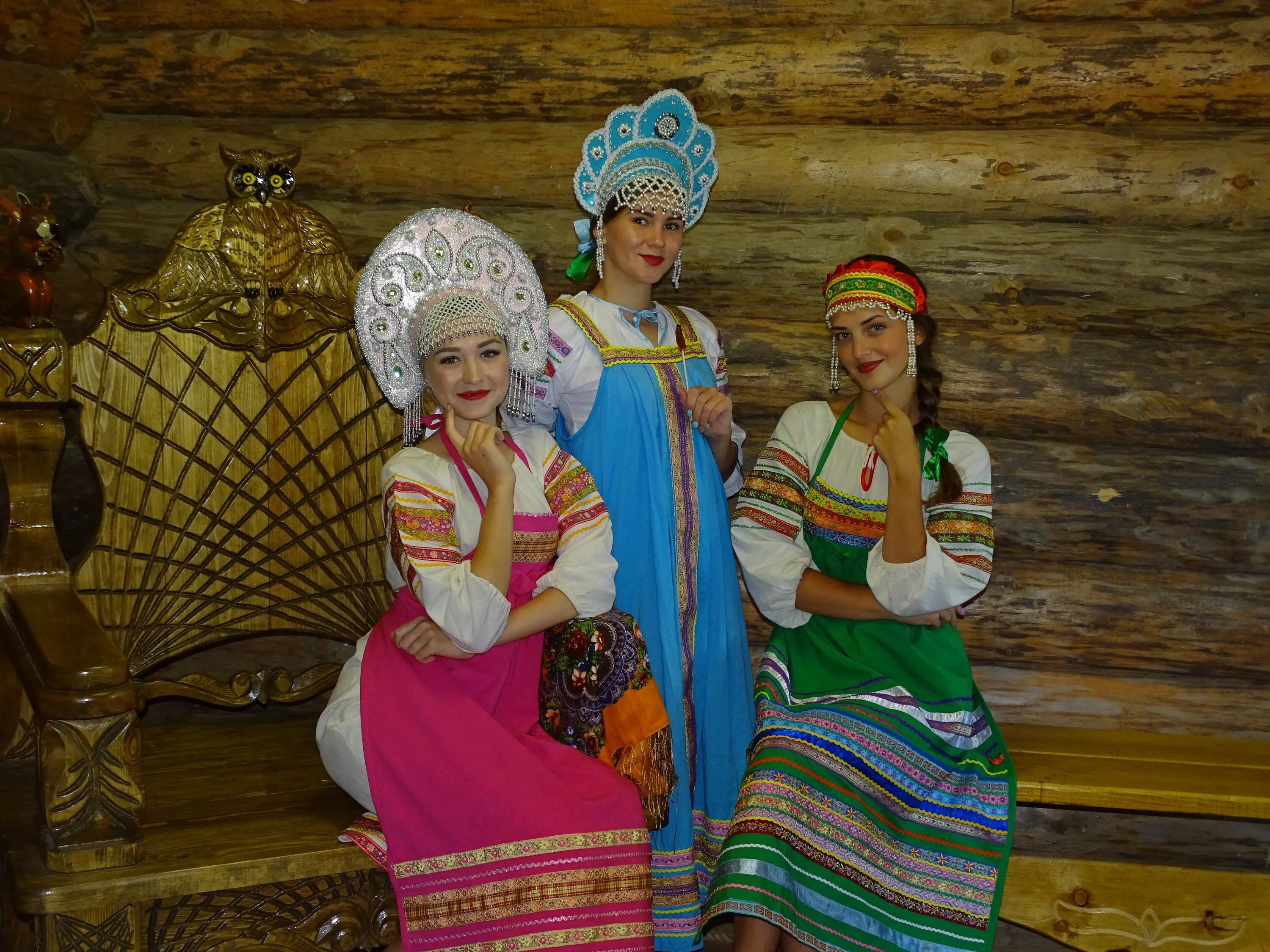 Русский народный костюм. Три девицы. Современный русский народный костюм. Три девицы в кокошниках. Конкурсы лучшее исполнение