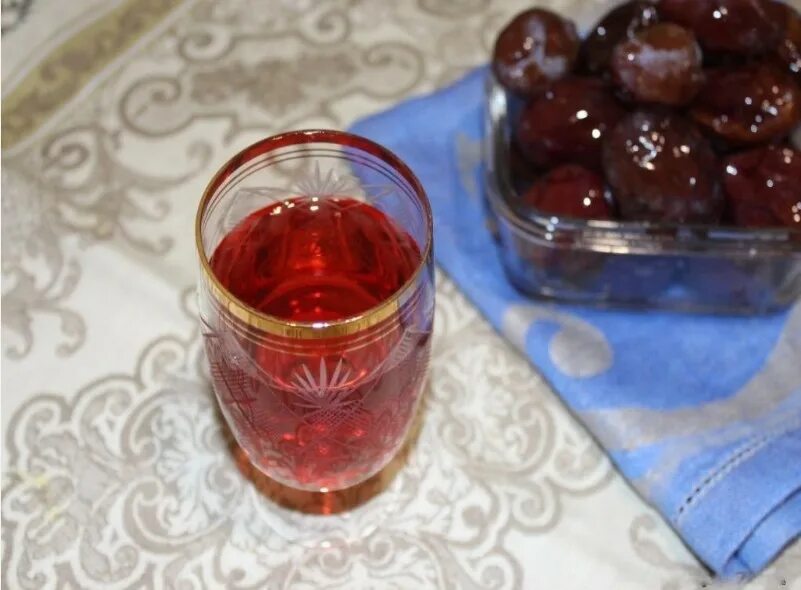 Сливовый самогон. Сливовый самогон. Чернослив на коньяке. Сливовая настойка. Самогон на сливе рецепт.