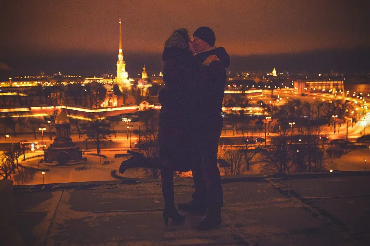 влюбленные на мосту. парень и девушка питер. влюбленная пара на набережной. парень девушка питер. парень и девушка на крыше.