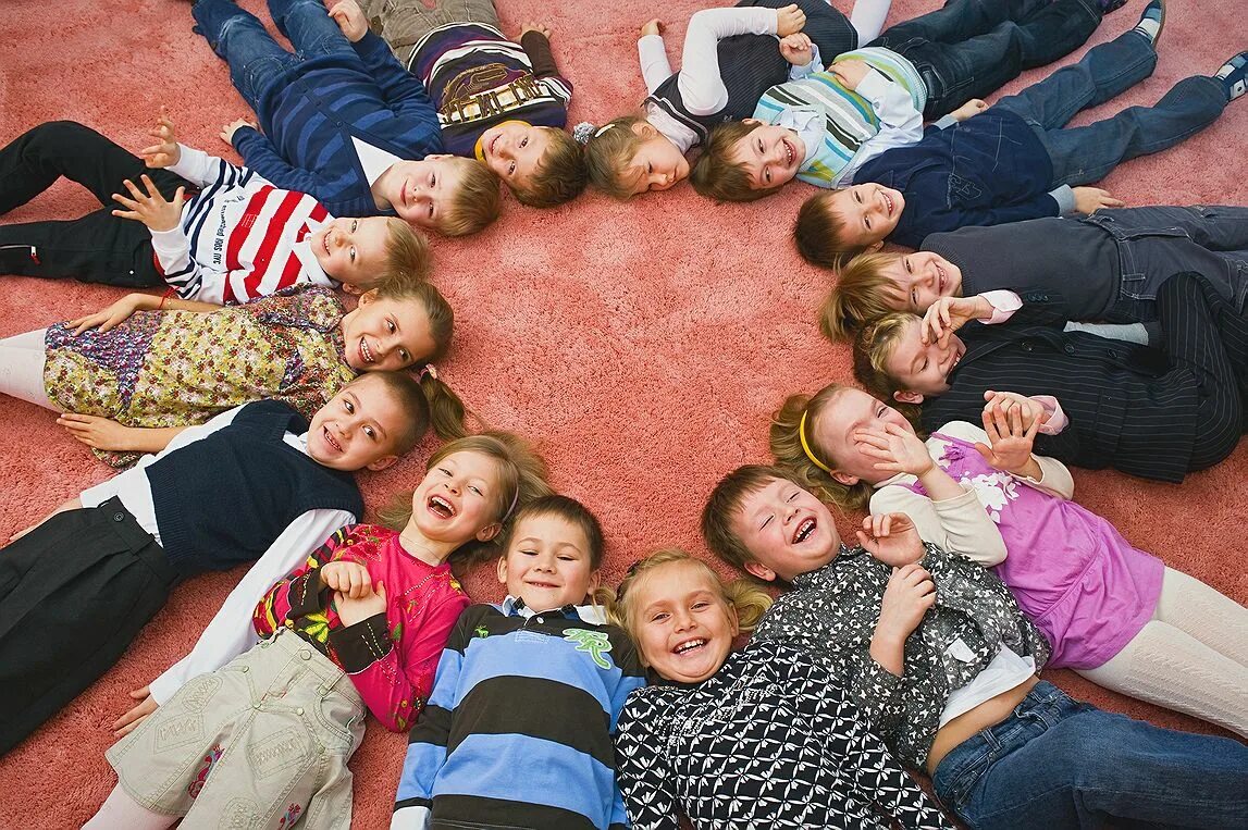 Социальные группы детей. Коллектив детей. Детский коллектив картинки. Воспитатель с детьми. Дружные люди.