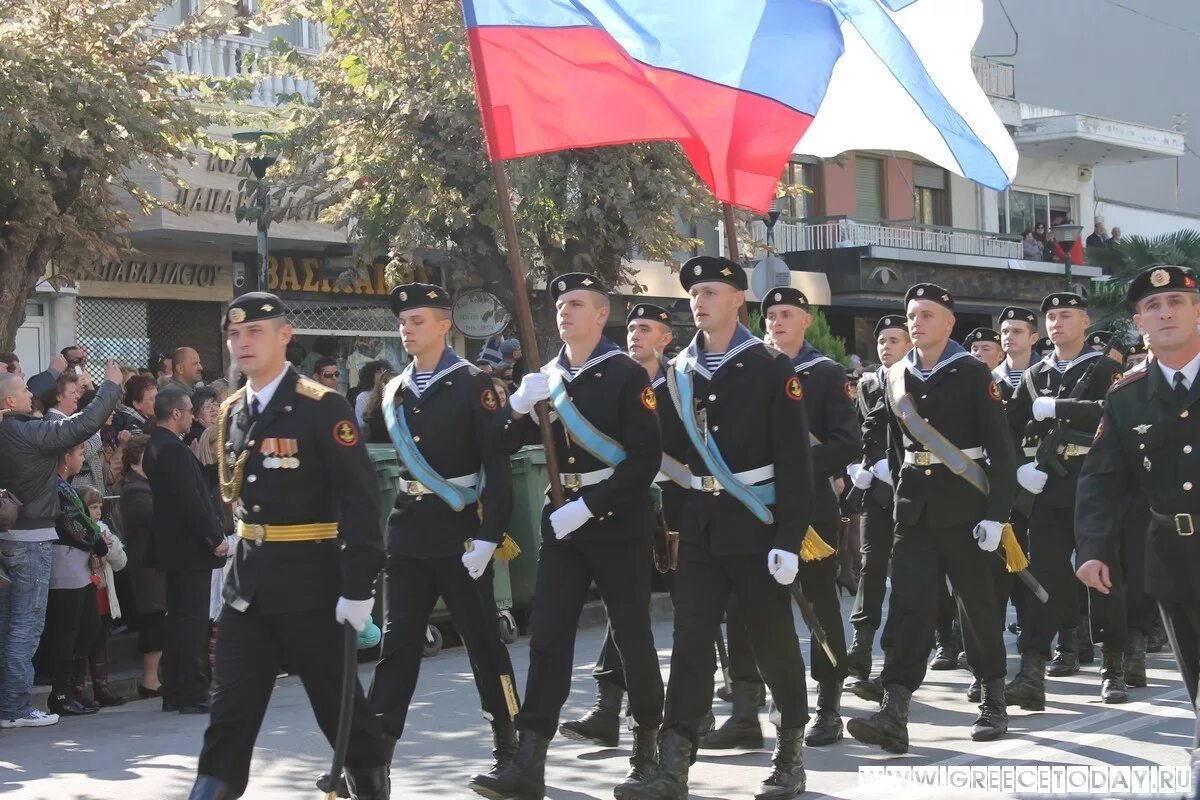 Русские моряки на параде в греции. Морпехи в греции. Греческие моряки. Морпехи в греции. Парад моряков в греции.