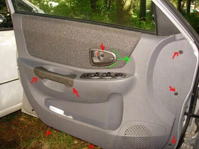 Крепление обшивки двери акцент. Хендай акцент салон двери. Хендай акцент 2008 дверь пассажирская. Панель дверей на хендай акцент. Хендай акцент сборка двери.