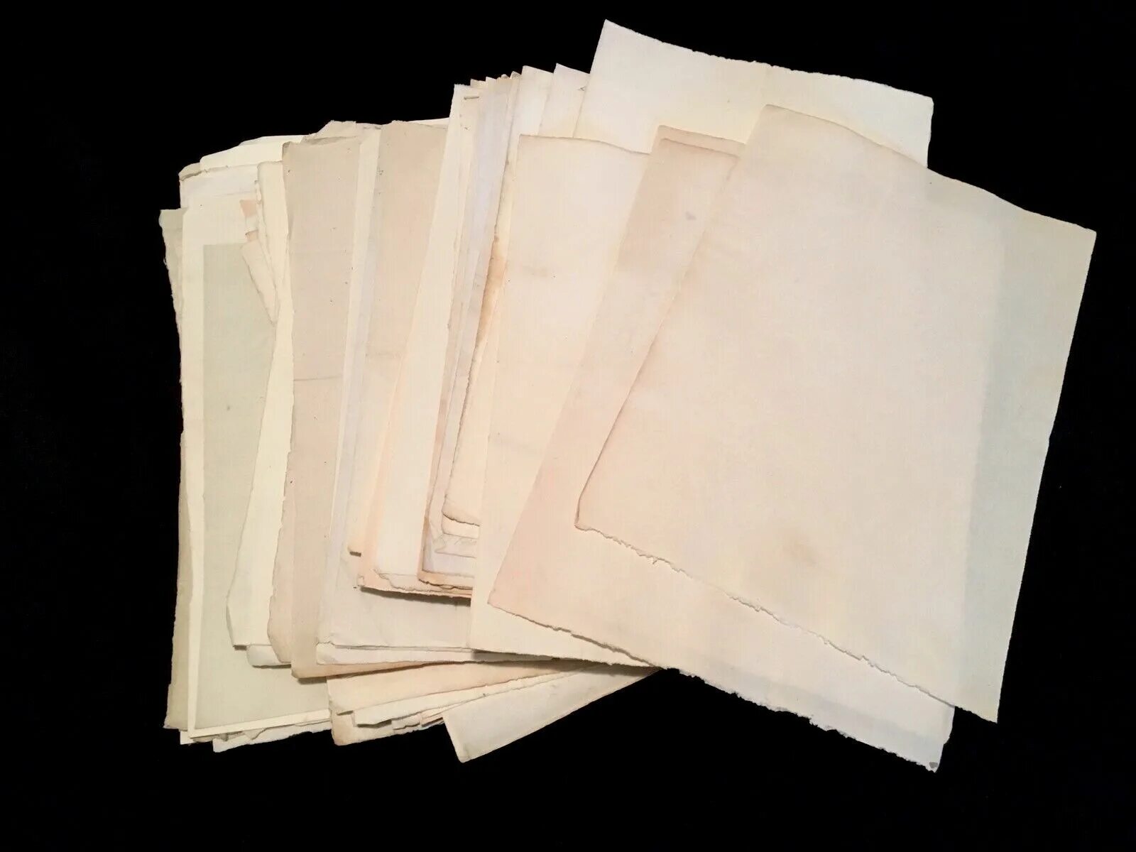 Писчая бумага. Реставрационная бумага. Реставрационная папиросная бумага. Лист белой писчей бумаги.