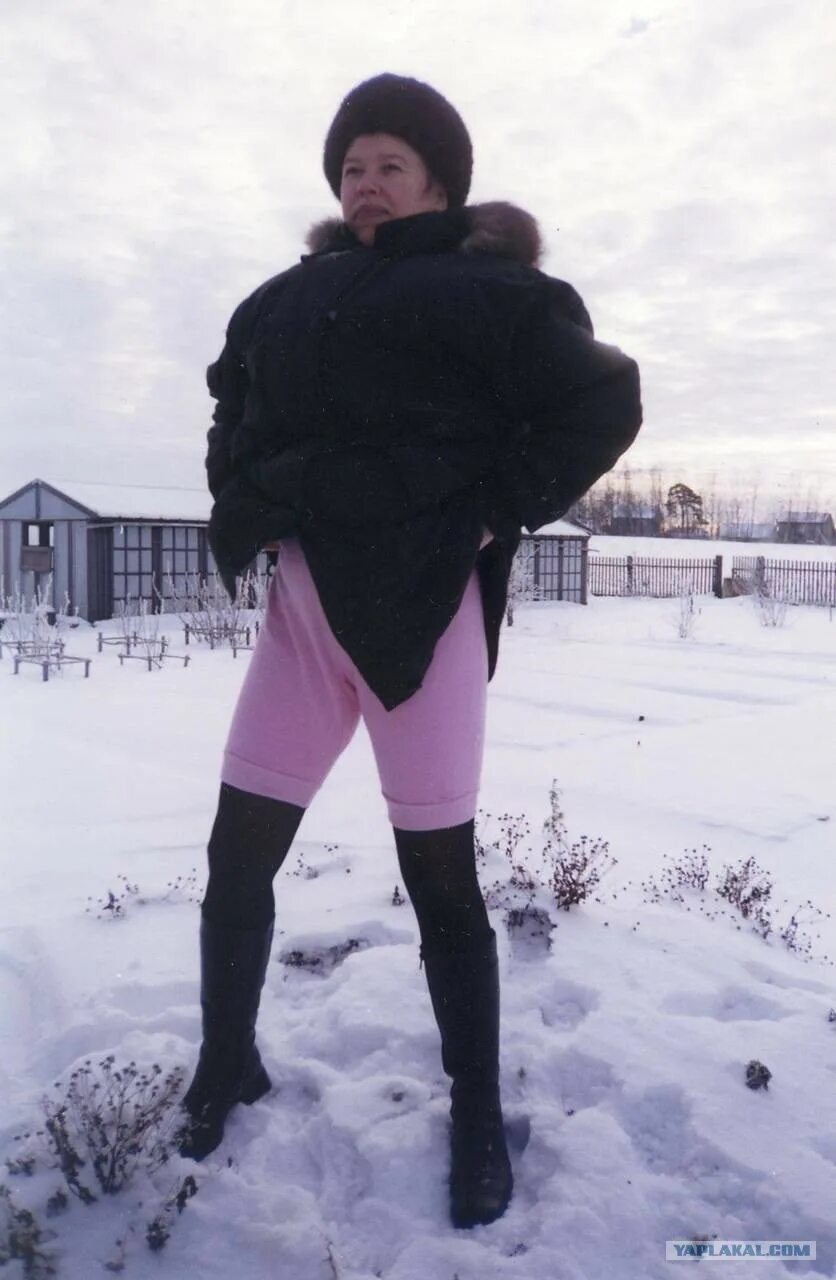 Зимой в рейтузах. Зимой в панталонах на улице. Женщина и панталоны зимой.
