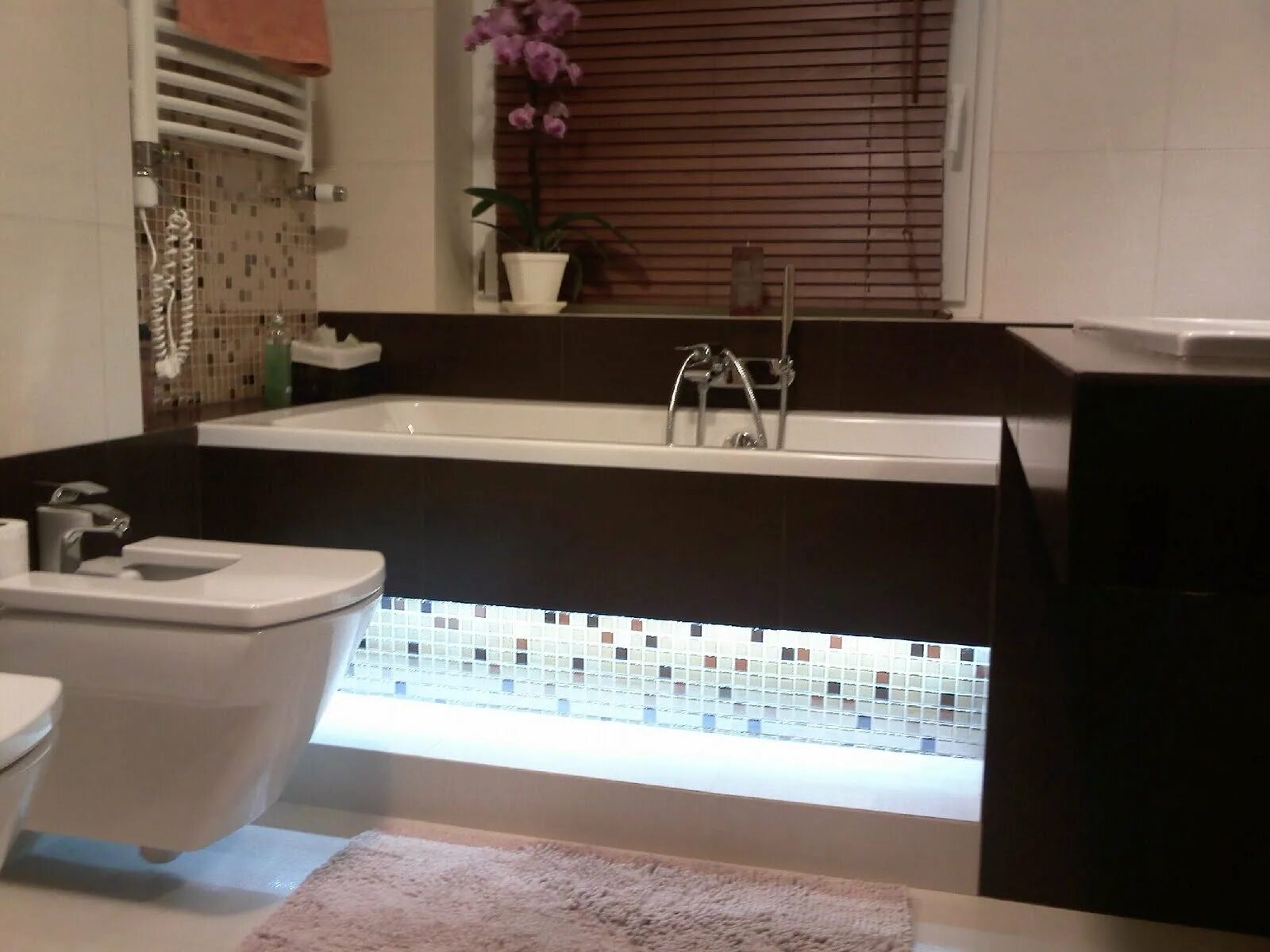 Диодная подсветка в ванной. Ванна excellent pryzmat 200x90. Ванная с подсветкой снизу. Потолок с подсветкой. Ванна с подсветкой.