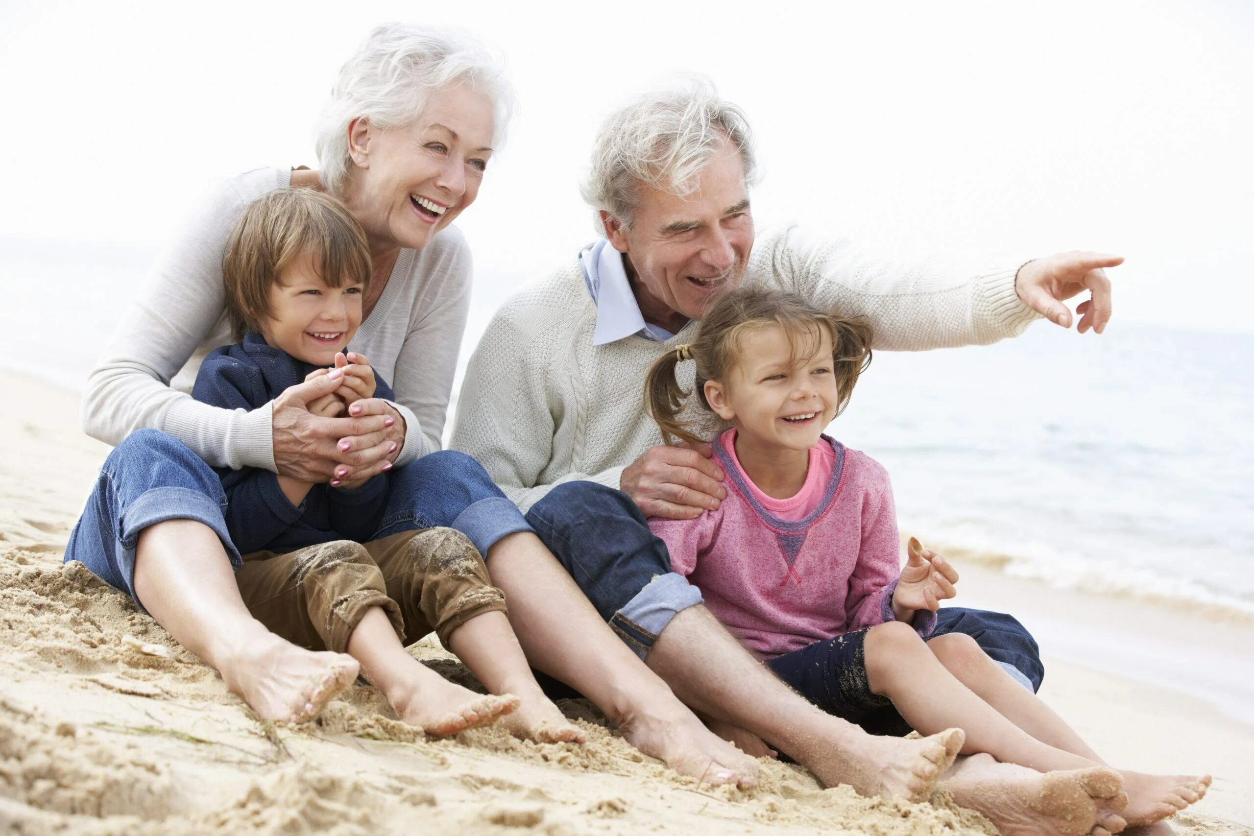 Дети пенсионеры. Пожилые и дети. Бабушка и дедушка. Счастливые старики и дети. Бабушка и дедушка с внуками.