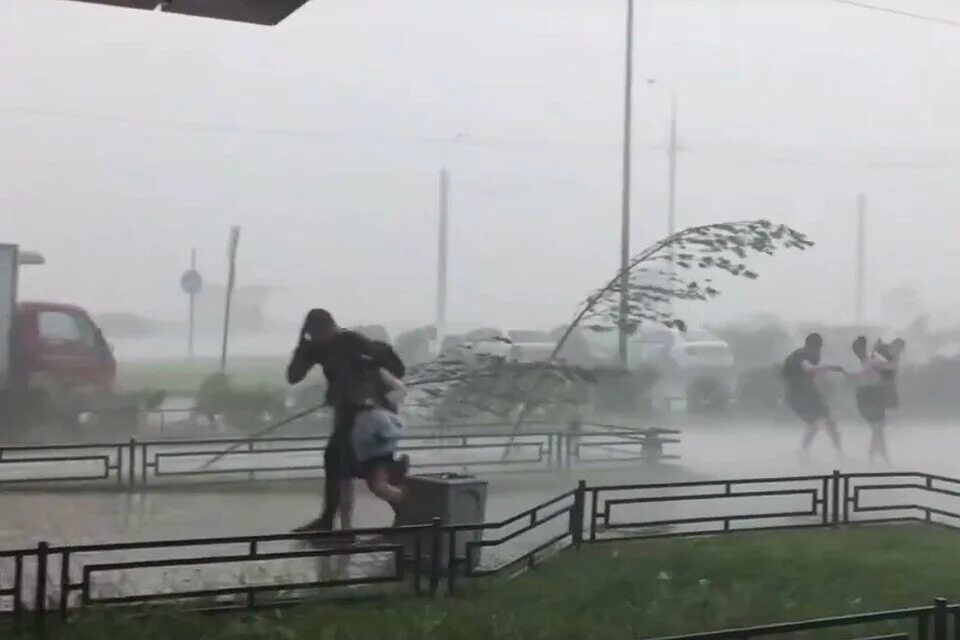 During rain. Ливень в СПБ 18 июня 2020. Грозы в Санкт-Петербурге 2021. Сильный ветер шторм. Сильный дождь.