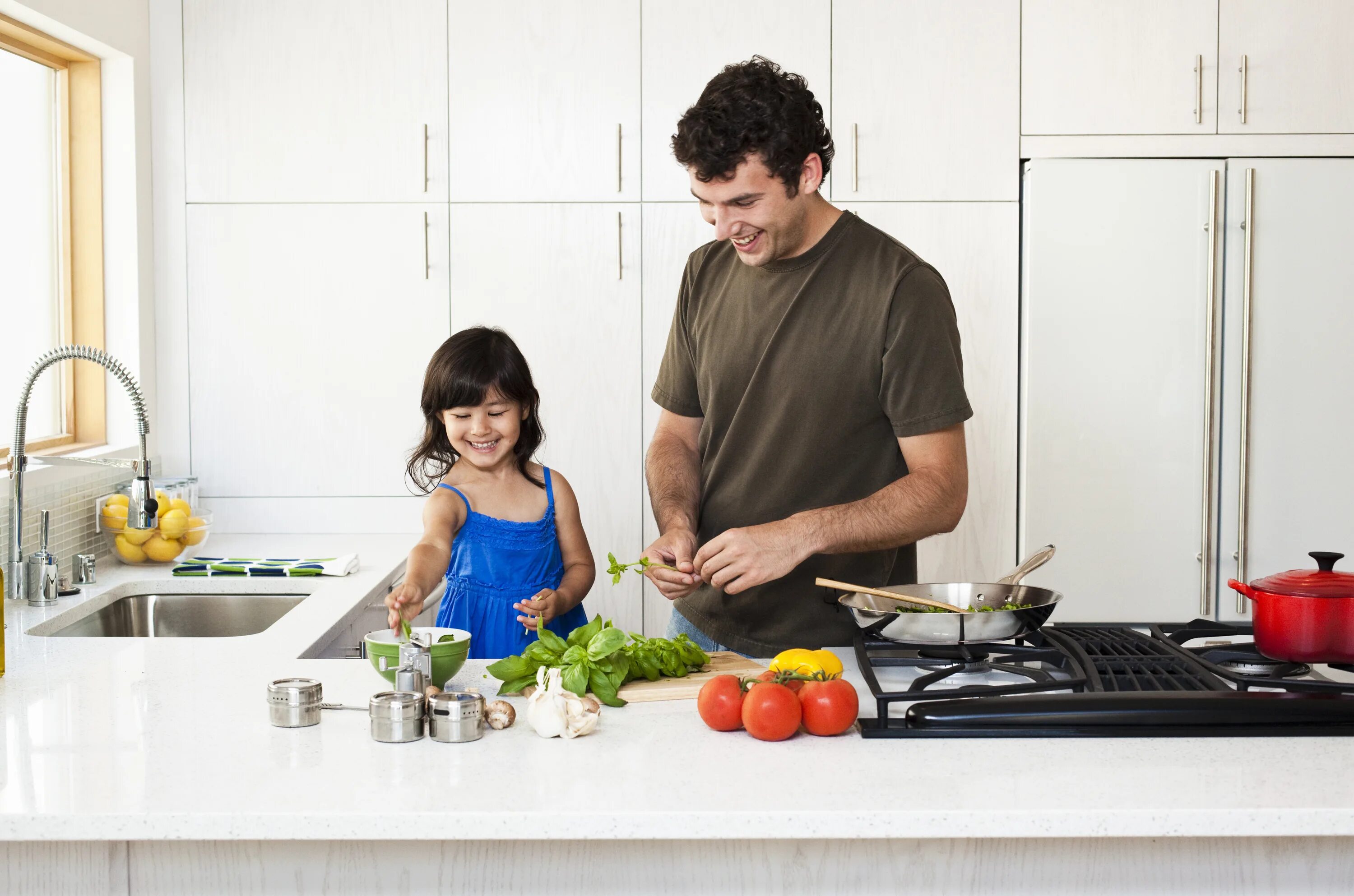 Dad a cook. Муж с дочкой готовят еду. Семейное приготовление пищи. Stepdaughter and father на кухне. Dad Cooking.