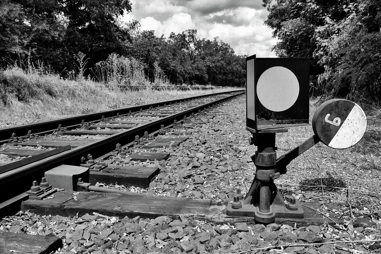 Railway line. Оптический рельс. Полосатый рельс. На Столбах ЖД полосы черно белые. Черно белая палка на ЖД путях.