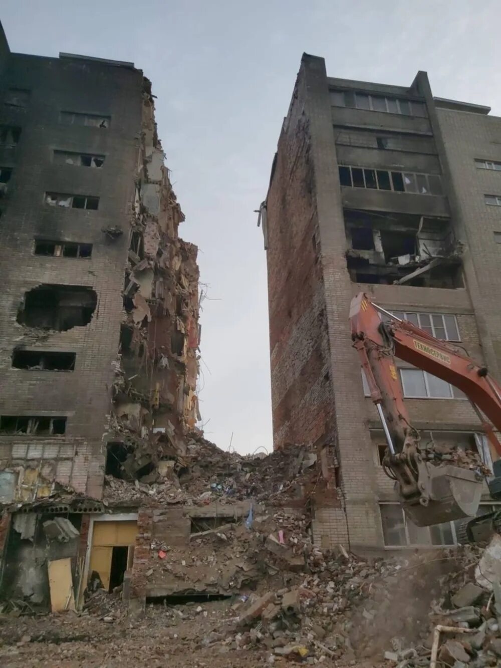 Демонтаж подъездов. Дом упал. крушение домов. демонтаж. подъезд пятиэтажки.
