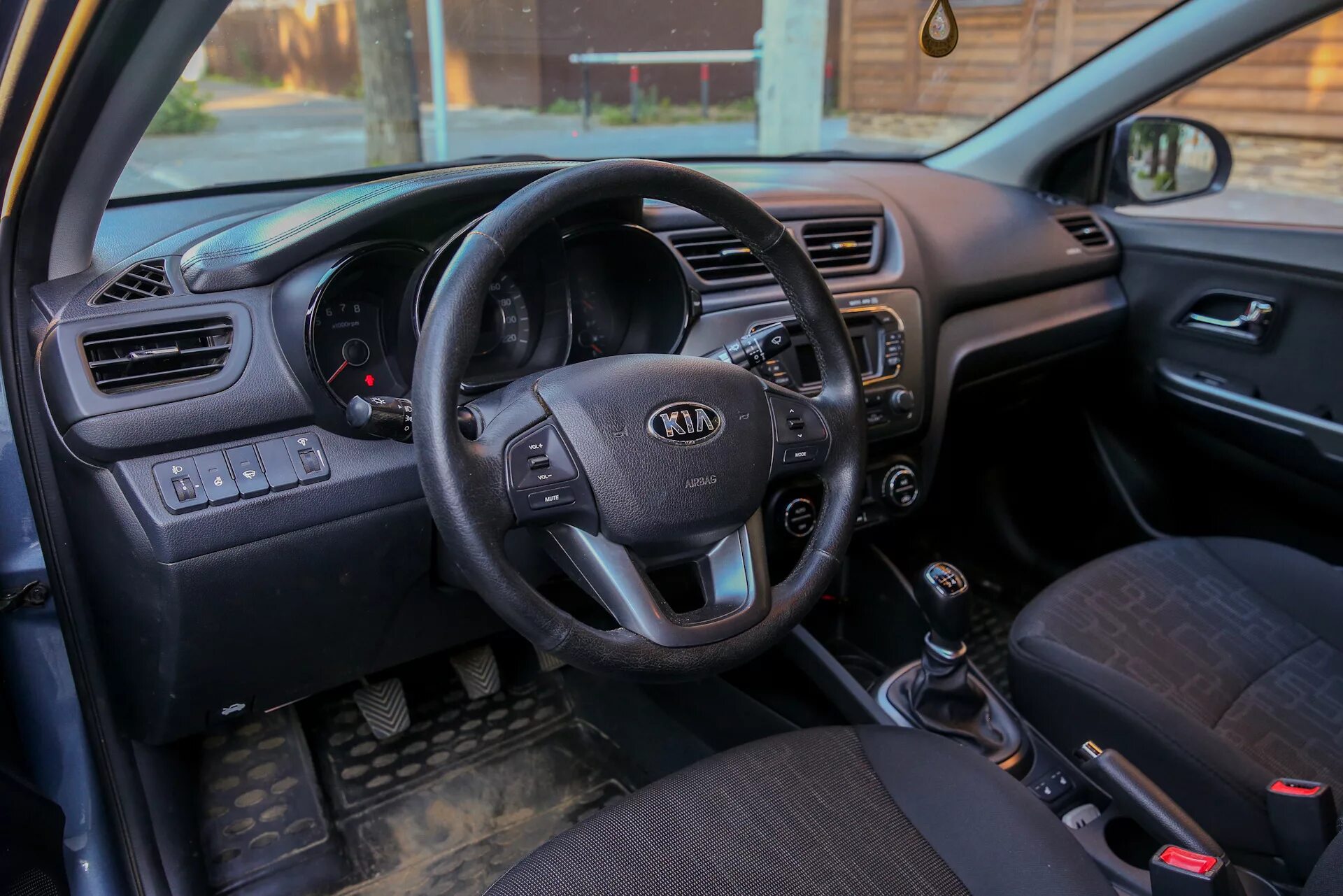 Купить киа с салона. Kia Rio 2013 Interior. Kia Rio 2013 салон. Киа Рио 2014 черный салон. Киа Рио 2013 черный салон.