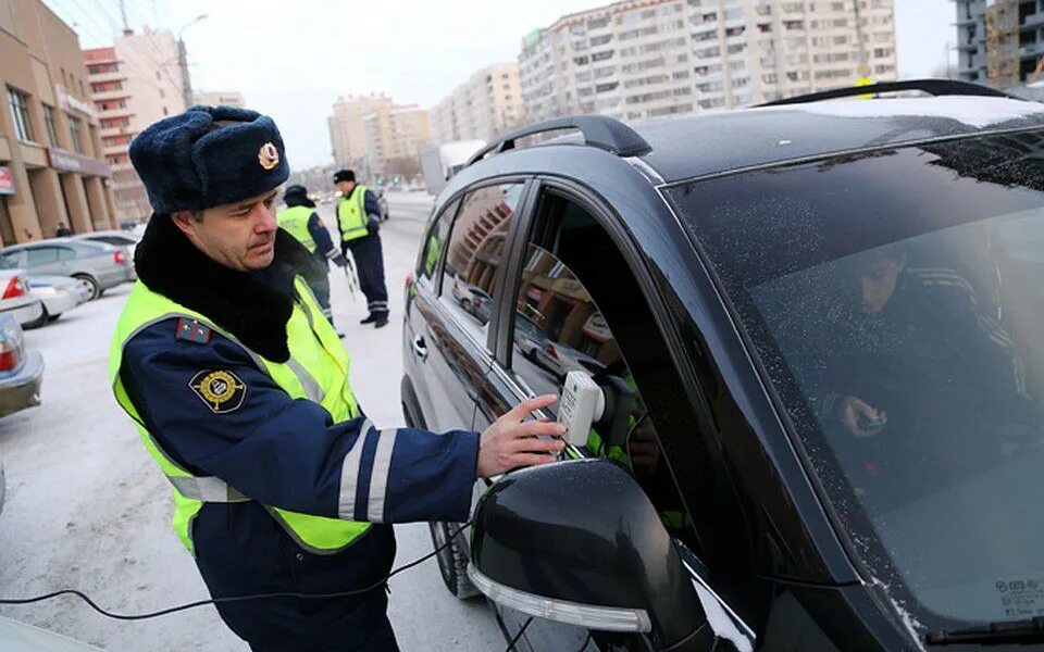 Тонировка ГИБДД. Гаишник тонировка. Тонировка штраф. Гаишники за тонировку. Можно ли ездить на машине в аресте