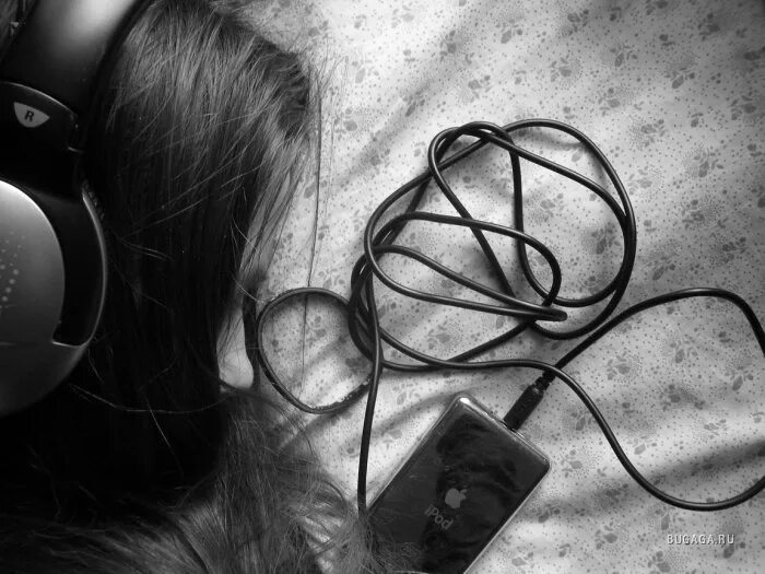 Грустный человек в наушниках. Виолончель. Девушка и пианино. Наушники для девушек. Наушники для девушек.
