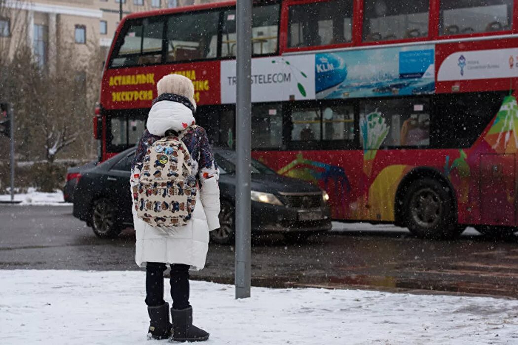 высадили девочку из автобуса лето. ребенка высадили из автобуса. высадили из автобуса в мороз. полный автобус людей. г саратов автобус 53.