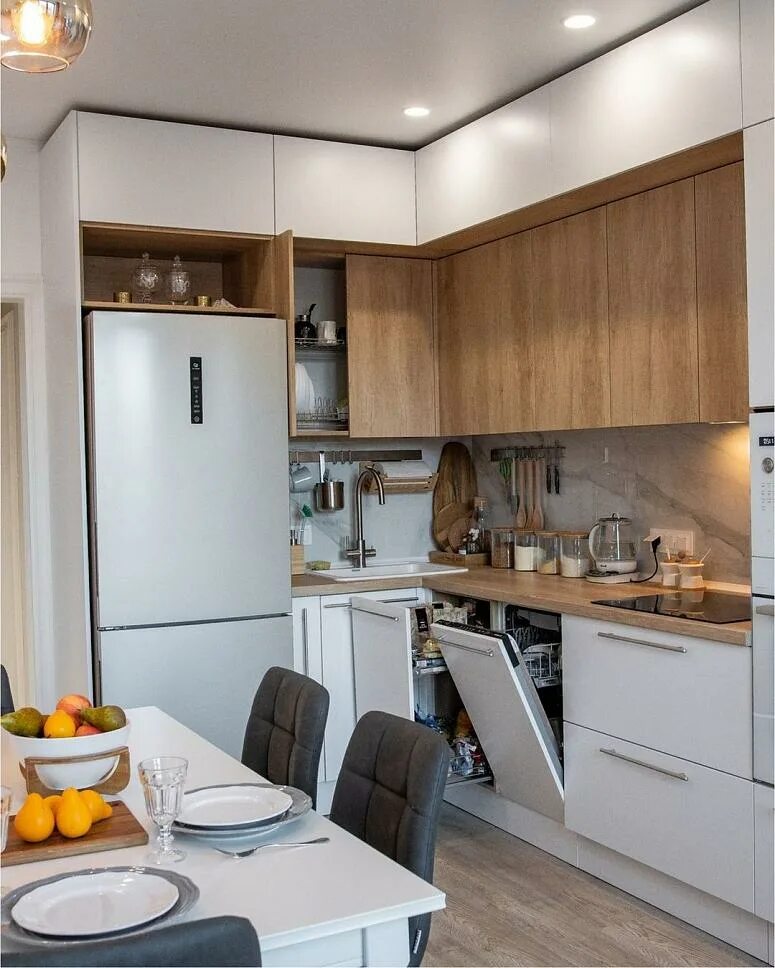 Угловая кухня дизайн в современном стиле фото. Кухонные шкафы до потолка. Кухня до потолка. Современная маленькая кухня. Кухня со шкафами до потолка.