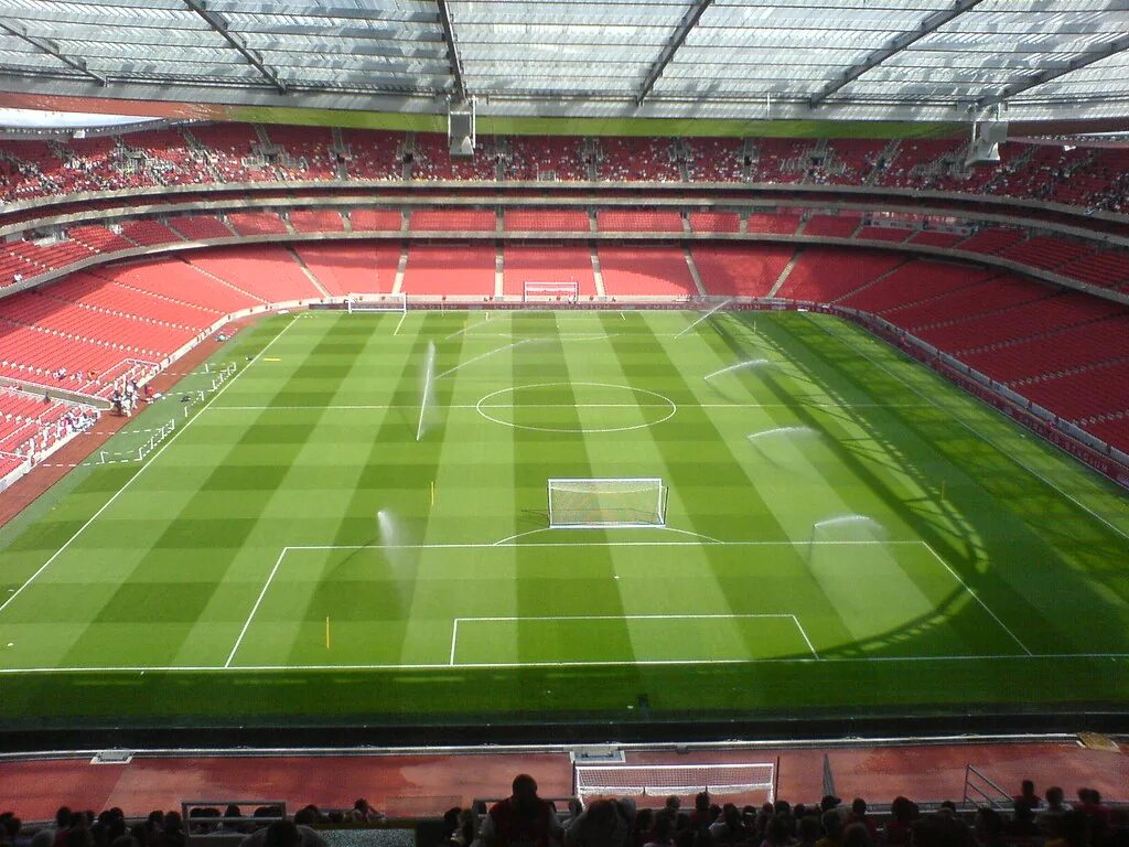 Стадионы Спайон коп. Стадионы раздвижные снизу. Эмирейтс стадион раздевалка. Emirates Stadium.