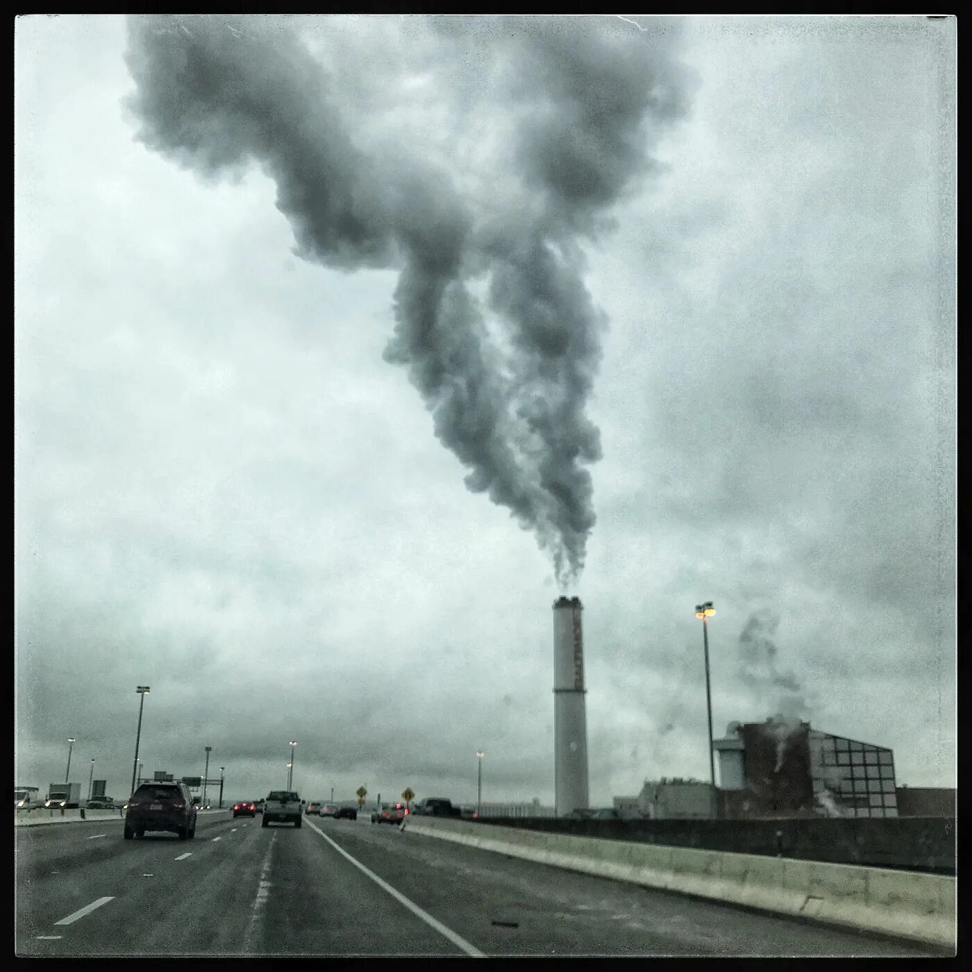 Bad pollution. Что загрязняет воздух. Загрязнители воздуха. Атмосферное загрязнение. Загрязнение атмосферы воздуха.