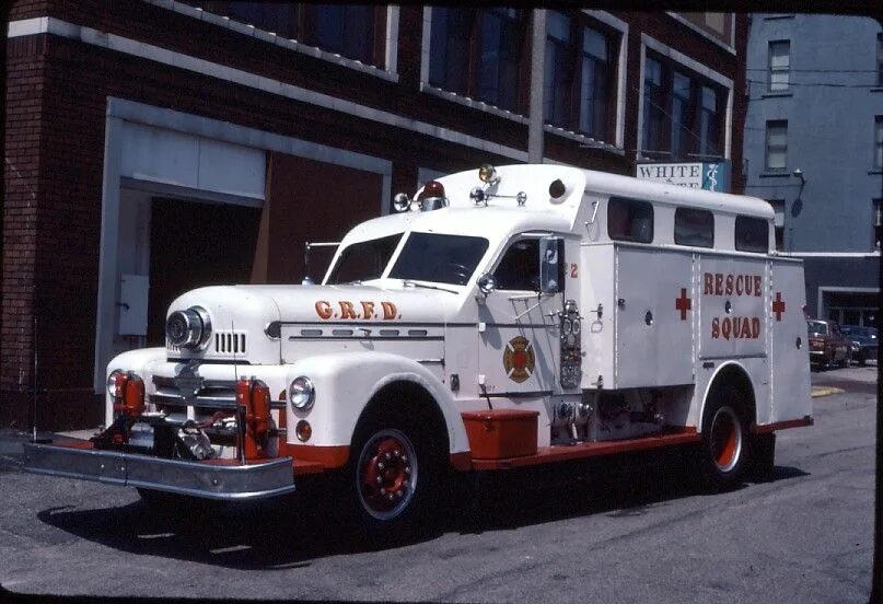 Fire truck police car. GMC 1929 Firetruck. Старые машины скорой помощи. Пожарные машины Seagrave. Американская скорая.