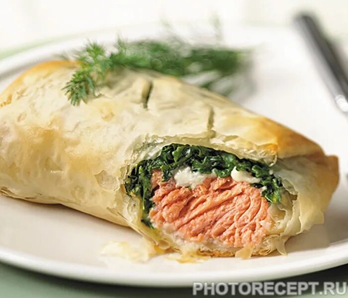 Кулебяка с рыбой и шпинатом. Слойка со шпинатом и сыром. Лосось веллингтон. Пирог веллингтон с лососем и шпинатом. Фило с лососем.