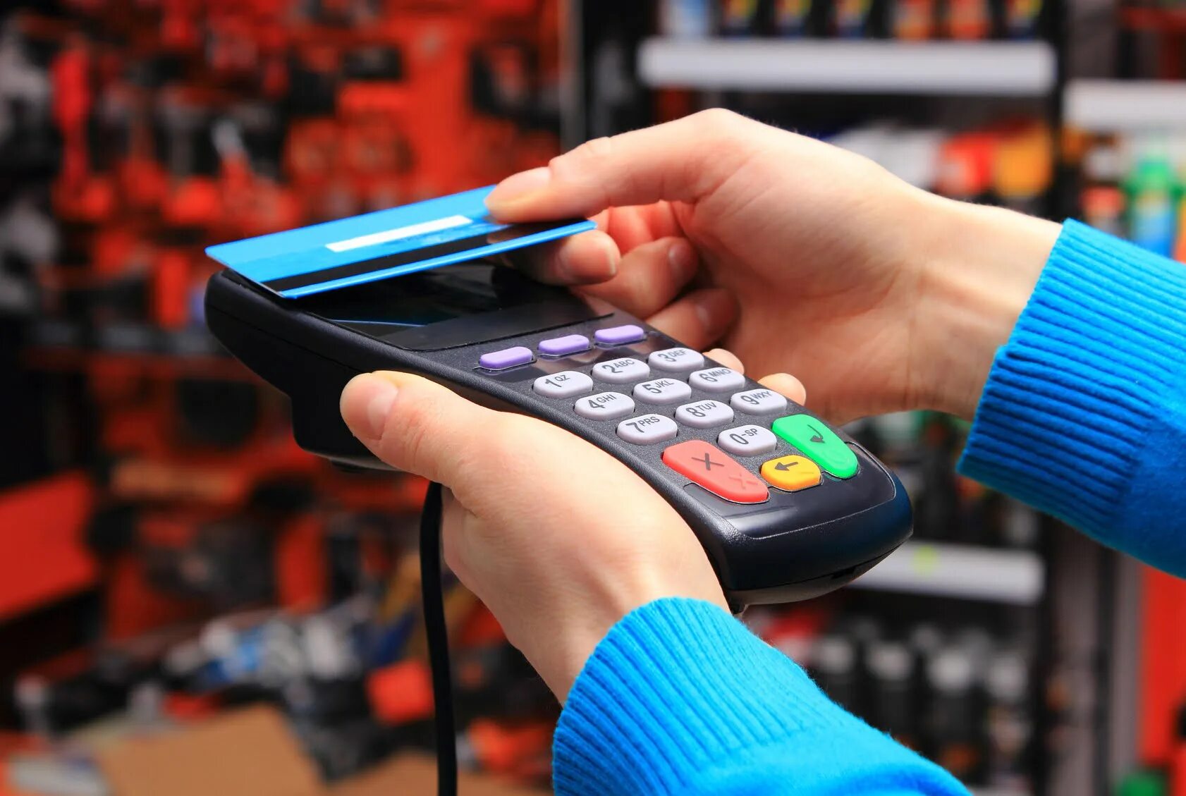 Терминалу оплаты nfc. Терминал для банковских карт. терминал оплаты по банковским картам. терминал бесконтактной оплаты. терминал оплаты в руке.